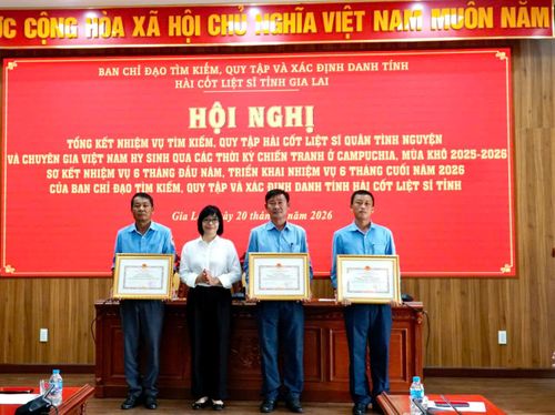 Dịp này, Chủ tịch UBND tỉnh Gia Lai đã tặng bằng khen cho 3 tập thể và 17 cá nhân có thành tích xuất sắc trong công tác tìm kiếm, quy tập hài cốt liệt sĩ quân tình nguyện và chuyên gia Việt Nam hy sinh tại Campuchia trong mùa khô 2025-2026.