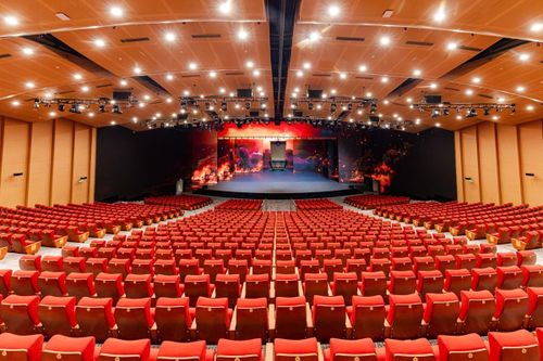 Vinpearl Theatre Ocean City có quy mô gần 1.500 chỗ ngồi hiện là một trong những nhà hát hiện đại lớn nhất tại miền Bắc.