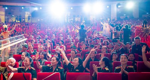 Sân khấu Vinpearl Theatre Ocean City “rung chuyển” bởi tiếng vỗ tay cùng cảm xúc tự hào khi lá cờ Tổ quốc xuất hiện.