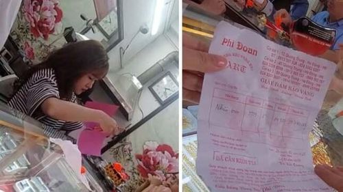  Khách hàng nhận vàng kèm phiếu ghi tay. (Ảnh cắt từ clip) 