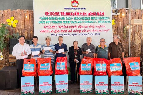 Phường Đông Hưng Thuận trao quà đến các gia đình chính sách và người có công có hoàn cảnh khó khăn