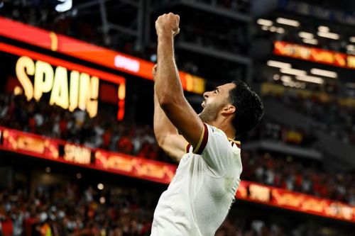 Cầu thủ dự bị Mikel Merino ăn mừng bàn thắng quyết định ở phút bù giờ trong "trận chiến Iberia"