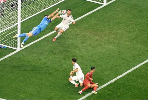 Unai Simon (áo trắng) đóng vai trò quan trọng trong việc kèm chặt Cristiano Ronaldo
