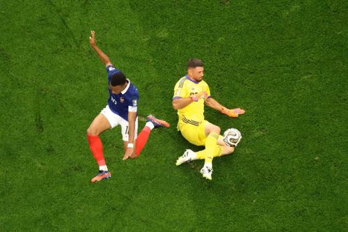 Thủ môn Simon và đồng đội đã vô hiệu hóa mối đe dọa từ siêu sao tiền đạo Kylian Mbappe và hàng công toàn sao của đội tuyển Pháp