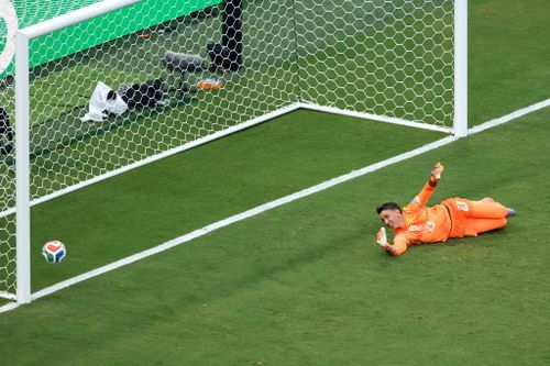 Một sai lầm của thủ môn Fernando Muslera bên phía Uruguay đã tạo điều kiện cho Alex Baena ghi bàn thắng duy nhất, giúp Tây Ban Nha tiến vào vòng tiếp theo với vị trí nhất bảng H