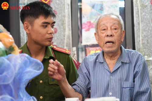 Khi tôi hỏi về tâm nguyện lớn nhất, cụ chậm rãi đáp rằng điều cụ trăn trở nhất là chu toàn việc hương khói cho người em đã hy sinh, để ký ức về liệt sĩ Đinh Văn Thìn mãi được gìn giữ và tri ân.