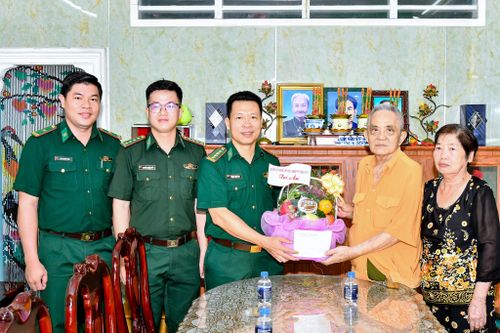 Đại tá Phạm Lê Xuân Bình, Chỉ huy trưởng BĐBP thành phố tặng quà gia đình Đại tá Lê Minh Cơ. Ảnh: Văn Long