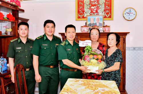 Đại tá Phạm Lê Xuân Bình, Chỉ huy trưởng BĐBP thành phố tặng quà gia đình Liệt sĩ, Anh hùng Lực lượng vũ trang Nhân dân Nguyễn Việt Hùng. Ảnh: Văn Long