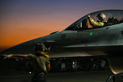 Phi công Không quân Mỹ kiểm tra tiêm kích F-16 trước khi cất cánh tại một căn cứ ở Trung Đông. F-16 có thể thực hiện các nhiệm vụ tấn công chính xác, tác chiến điện tử và yểm trợ hỏa lực tầm gần. Ảnh: CENTCOM