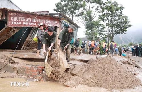  Lực lượng Công an hỗ trợ người dân Bản Chít nơi xảy ra lũ quét xã Mường Than, tỉnh Lai Châu khắc phục hậu quả. Ảnh: TTXVN. 