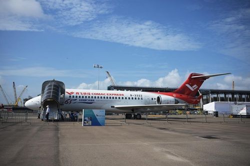 Máy bay C909 được trưng bày tại Triển lãm Hàng không Singapore lần thứ 10, diễn ra ở Trung tâm Triển lãm Changi (Singapore) ngày 4/2. Ảnh: Tân Hoa Xã