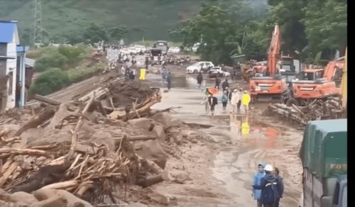 Phương tiện máy móc và người được huy động để khắc phục sự cố Quốc lộ 32.