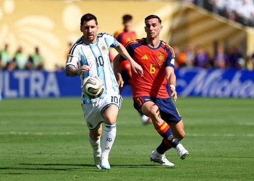 Messi nỗ lực nhưng không thể tạo ra khả năng gây đột biến trước thế trận chặt chẽ của Tây Ban Nha. Ảnh: Reuters.