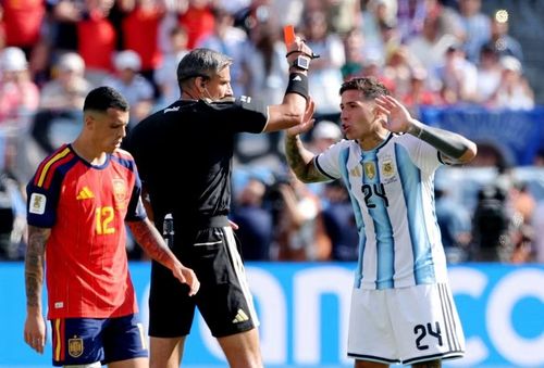 Nhưng việc Enzo Fernández nhận thẻ vàng thứ hai sau pha phạm lỗi với Pau Cubarsí mới thực sự đẩy Argentina vào khó khăn cực điểm. Ảnh: Reuters.