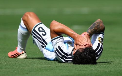 Lisandro Martinez rồi sau đó là Romero dính chấn thương rời sân khiến hàng thủ Argentina chịu tổn thất nghiêm trọng.