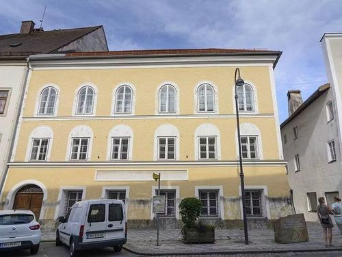 Tòa nhà nơi Hitler được sinh ra tại địa chỉ Salzburger Vorstadt 15, thị trấn Braunau am Inn, gần biên giới Áo - Đức. Ảnh: Newsru