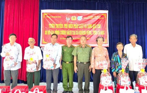 Phòng Hồ sơ nghiệp vụ trao 30 phần quà cho gia đình chính sách tại xã Khánh Hưng.