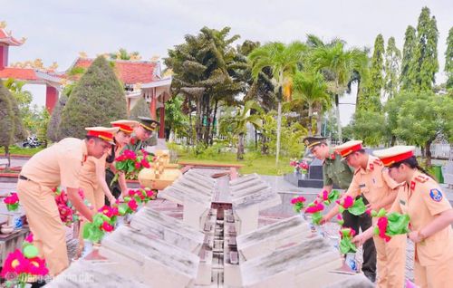 CBCS Công an Cà Mau chỉnh trang, dọn dẹp vệ sinh và thay hơn 18.800 đóa hoa sen tại Nghĩa trang liệt sĩ tỉnh.