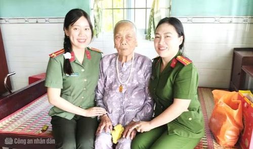 Công an xã Vĩnh Lợi thăm hỏi sức khỏe, tặng quà Mẹ Việt Nam Anh hùng Trương Thị Ba (ngụ ấp Chắc Đốt, xã Vĩnh Lợi).