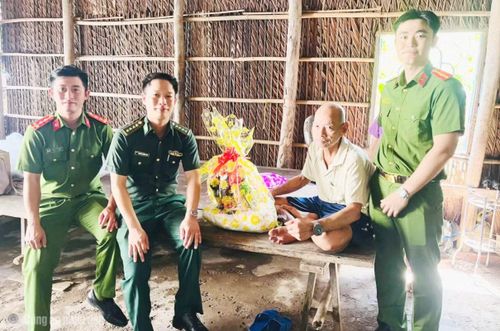 Công an xã Cái Đôi Vàm phối hợp Bộ đội Biên phòng tặng quà gia đình chính sách trên địa bàn.