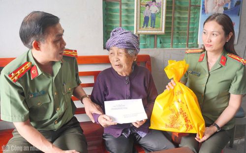 Đại tá Lê Tấn Vinh, Phó Giám đốc Công an Cà Mau thăm, tặng quà Mẹ Việt Nam Anh hùng Dương Thị Thanh (ngụ ấp Thạnh Hưng 1, xã Châu Thới).