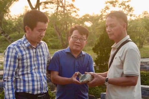 Cán bộ Sở Nội vụ tỉnh Quảng Trị và chiếc bình tông có khắc dãy số được tìm thấy ở Câu Nhi.