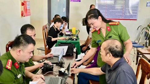 Công an tỉnh Quảng Trị tận tình hướng dẫn thân nhân liệt sĩ thực hiện thủ tục lấy sinh phẩm mẫu ADN.