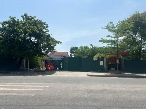 2 trong số 3 khu đất "vàng" có diện tích 25.600m2 trước nhà thi đấu Bà Triệu vừa được TP Huế phê duyệt phương án đấu giá quyền sử dụng đất.