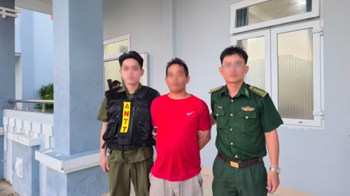 Bàn giao thuyền viên Nguyễn Văn H. cho Công an xã Long Hải.