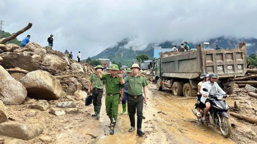 Đại tá Bùi Quyết Toán khảo sát các khu vực bị thiệt hại nặng nề sau lũ dữ.