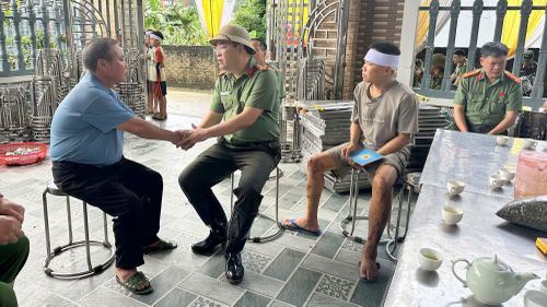 Đại tá Bùi Quyết Toán thăm hỏi gia đình người dân có người thân thiệt mạng do lũ dữ.