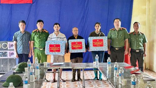 Đại tá Bùi Quyết Toán và đoàn công tác trao những phần quà ý nghĩa hỗ trợ người dân.