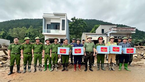 Đại tá Bùi Quyết Toán tặng quà biểu dương các lực lượng làm nhiệm vụ trên tuyến đầu.