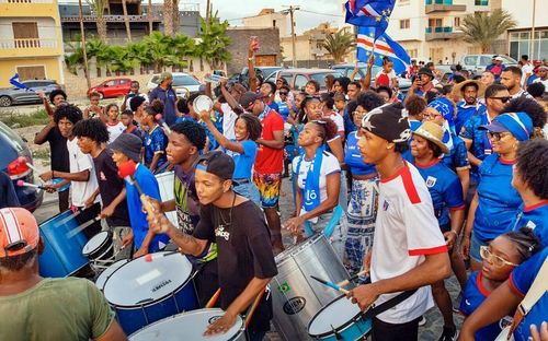 Người dân Cape Verde (dân số hiện tại chỉ hơn 529.000 người) đổ xuống đường phố Sal Rei trên đảo Boa Vista ngày 13/10/2025, "ăn mừng" sự kiện lịch sử - đội tuyển bóng đá quốc gia giành quyền tham dự World Cup 2026. Ảnh: tarafobay