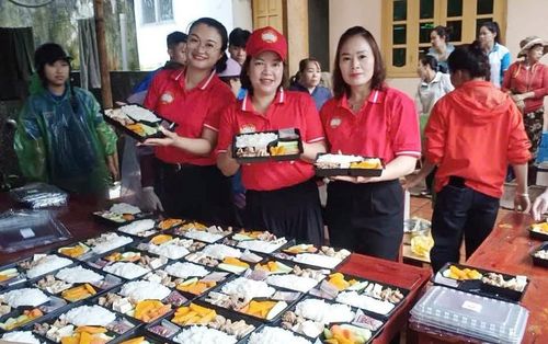 Cán bộ, công chức xã Than Uyên nấu 100 suất cơm vận chuyển đến hỗ trợ bà con xã Mường Than sau lũ quét. Ảnh: CTV