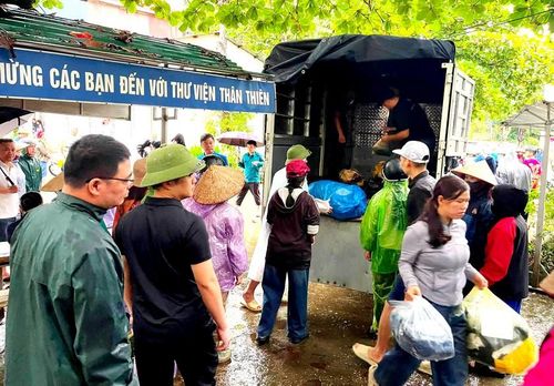 Vận chuyển hàng cứu trợ đến trao cho bà con vùng lũ Mường Than. Ảnh: CTV
