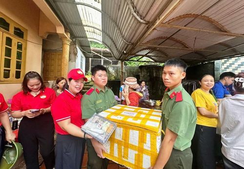 Trao cơm nóng đựng trong thùng xốp để giữ nhiệt tốt hơn cho lực lượng cứu hộ cứu nạn đang làm nhiệm vụ ở xã Mường Than. Ảnh: CTV