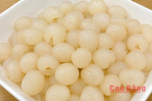 Nhãn tươi cùi dày, giòn ngọt được sơ chế cẩn thận trước khi chế biến đồ uống.