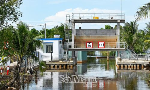 Hạ tầng phục vụ sản xuất với mục tiêu ngăn mặn - giữ ngọt, tháo úng - xổ phèn, tạo nền tảng hình thành những vùng chuyên canh lúa phát triển ổn định, bền vững. (Trong ảnh: Hệ thống cống và trạm bơm T29 - 500 tại xã Khánh Lâm).