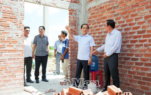 Phó Bí thư Tỉnh ủy, Chủ tịch Ủy ban MTTQ Việt Nam tỉnh Cà Mau Hồ Thanh Thủy (thứ hai từ phải sang) kiểm tra tiến độ xây dựng căn nhà của ông Tô Quốc Ngàn (ấp Nhà Thưởng B, xã An Trạch).