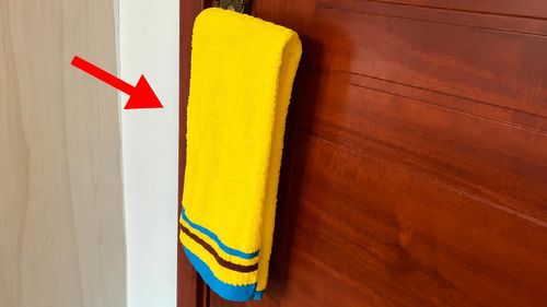 Tại sao bạn nên treo khăn ướt trên tay nắm cửa khi vừa nhận phòng khách sạn? - Chuyên trang Góc nhìn pháp lý - Tạp chí Người đưa tin