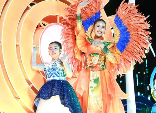 Chân dung Hoa hậu Hoàn vũ Việt Nam 2025 - Nguyễn Hoàng Phương Linh và sao nhí trên xe hoa.