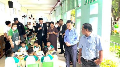 Phó Chủ tịch HĐND TPHCM Nguyễn Văn Dũng kiểm tra bữa ăn của học sinh tại phường Bình Đông