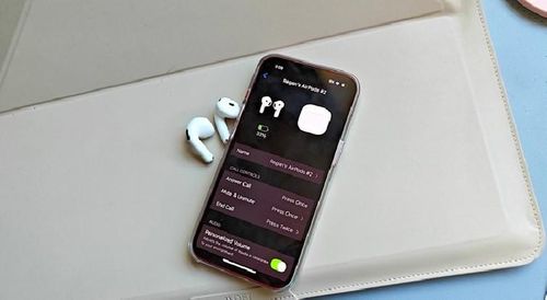 Tai nghe AirPods 4 được kết nối với iPhone 12. Ảnh: Tom's Guide