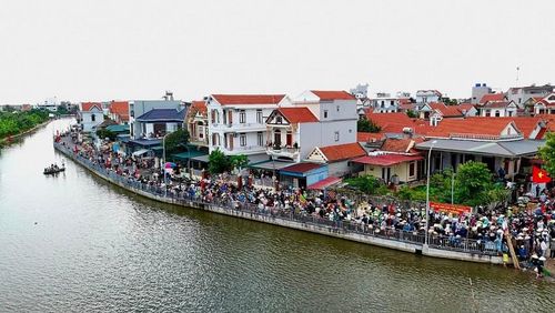 Đông đảo người dân và du khách thập phương tới lễ hội. Ảnh: Vũ Hưng