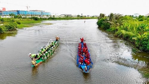Giải đua thuyền tại lễ hội. Ảnh: Vũ Hưng