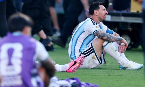 Messi không nói gì trong một lúc lâu. (Ảnh: Reuters)