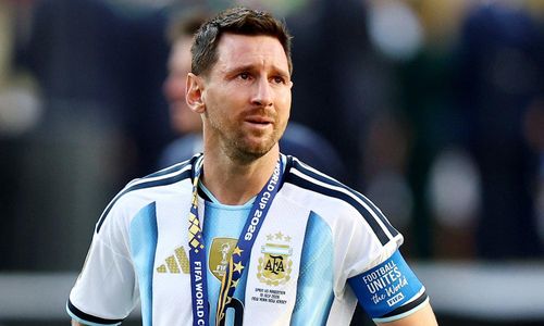Messi ban đầu không khóc, nhưng anh không kìm nén được sự xúc động khi nhìn lên khán đài. (Ảnh: Reuters)