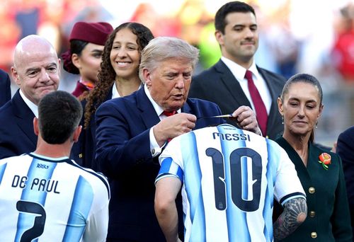 Tổng thống Mỹ Donald Trump trao huy chương cho Messi và các cầu thủ Argentina. (Ảnh: Reuters)