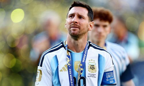 Các cổ động viên Argentina gọi tên Messi và hát cổ vũ đội nhà sau trận thua. (Ảnh: Reuters)